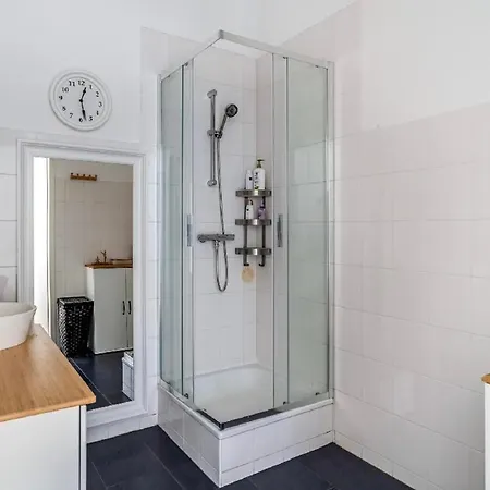 Entire - With Private Parking Apartment *