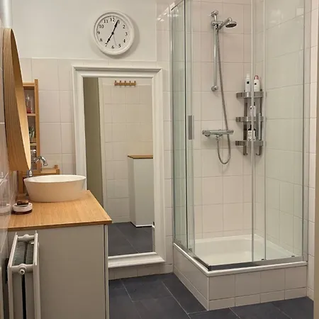 Apartment Entire - With Private Parking